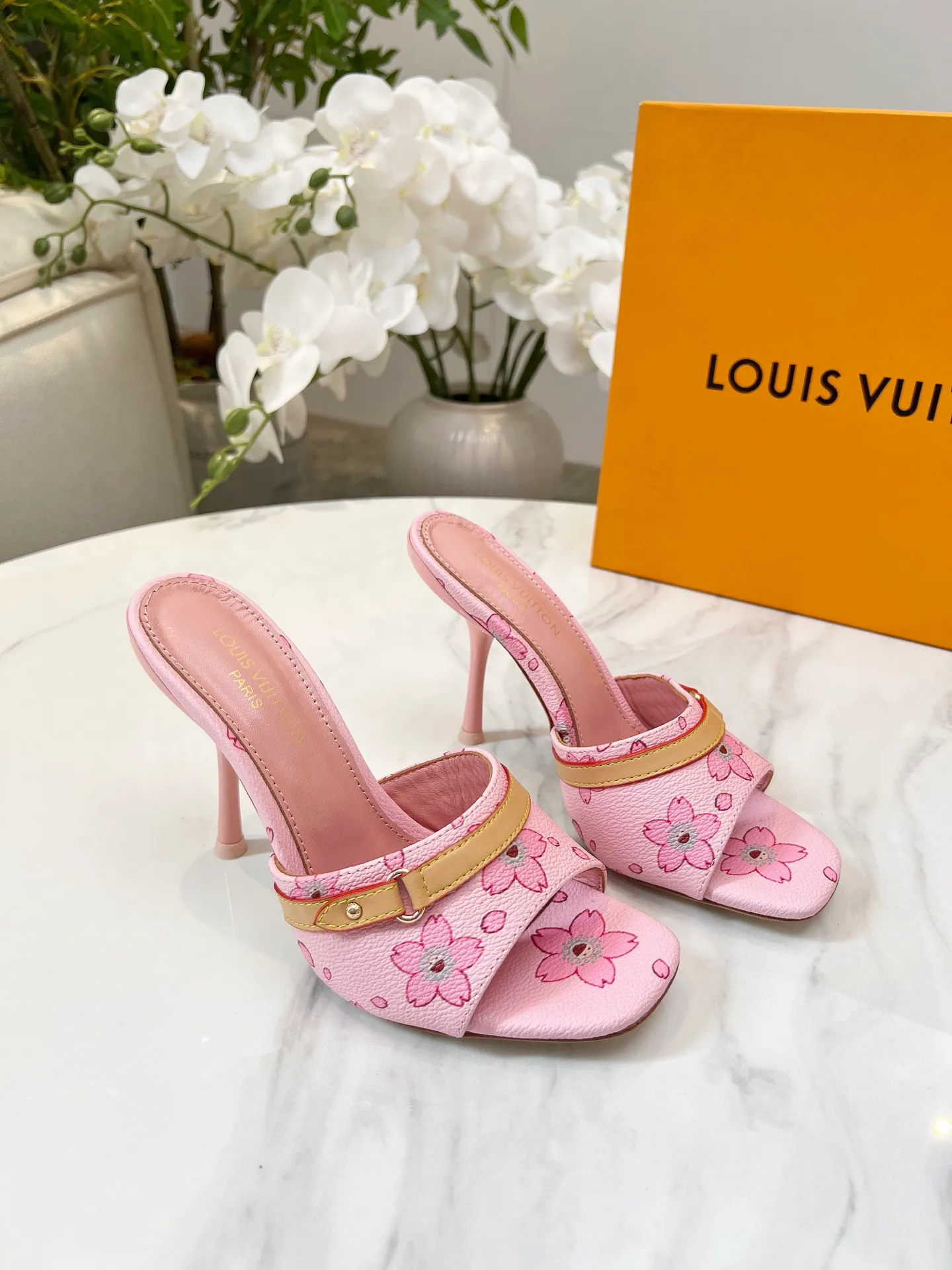 👟👟Ex-factory price 440👟👟 LV new denim kitten heel slippers 2025 summer must-have for goddesses, original replica, super comfortable on the feet. Show off the queen's temperament, the heel height is 9.5CM, which shows your temperament without being tiring. Leather outsole. Standard code: 35-42 (41 and 42 codes are customized, non-returnable and non-exchangeable)